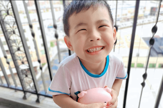 Dấu Hiệu 2: Thích Vận Động, Biết Lật, Lăn và Bò Sớm